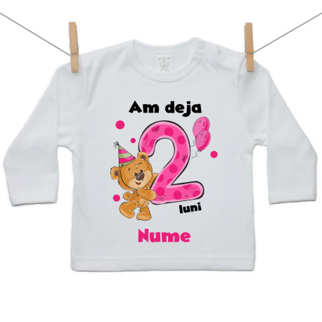 Tricou cu mânecă lungă Am deja 2 luni cu ursuleț și numele copilului Fetiță Tricou cu mânecă lungă Am deja 2 luni cu ursuleț și numele copilului Fetiță