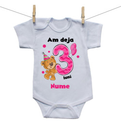 Body cu mânecă scurtă Am deja 3 luni cu ursuleț și nume copil Fetiță