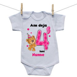 Body cu mânecă scurtă Am deja 4 luni cu ursuleț și numele bebelușului Fetiță