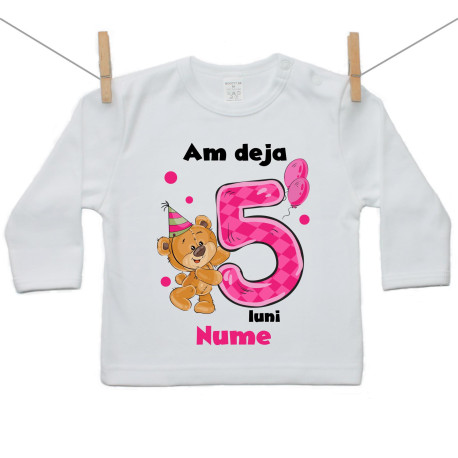 Tricou cu mânecă lungă Am deja 5 luni cu ursuleț și numele copilului Fată Tricou cu mânecă lungă Am deja 5 luni cu ursuleț și numele copilului Fată
