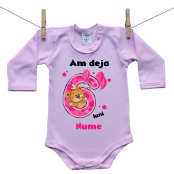 Body roz cu mânecă lungă Am deja 6 luni cu Ursuleț și numele copilului Fetiță