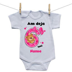 Body cu mânecă scurtă Am deja 6 luni cu Ursuleț și numele copilului Fetiță