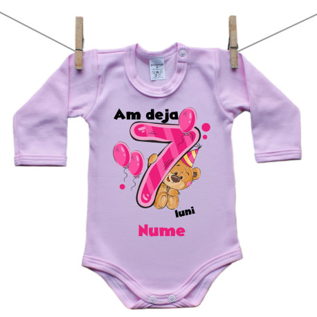 Body roz cu mânecă lungă Am deja 7 luni cu ursuleț și numele copilului Fetiță Body roz cu mânecă lungă Am deja 7 luni cu ursuleț și numele copilului Fetiță
