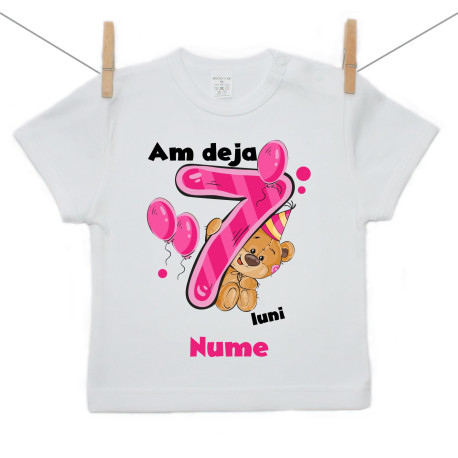 Tricou cu mânecă scurtă Am deja 7 luni cu ursuleț și numele copilului Fetiță Tricou cu mânecă scurtă Am deja 7 luni cu ursuleț și numele copilului Fetiță