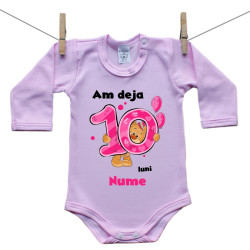 Body roz cu mânecă lungă Am deja 10 luni cu ursuleț și numele copilului Fetiță