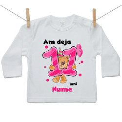 Tricou cu mânecă lungă Am deja 11 luni cu ursuleț și numele copilului fetiță