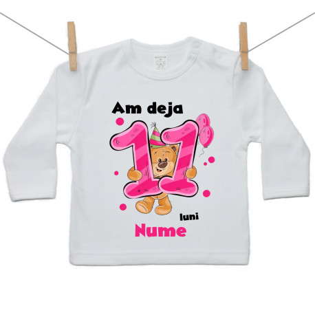 Tricou cu mânecă lungă Am deja 11 luni cu ursuleț și numele copilului fetiță Tricou cu mânecă lungă Am deja 11 luni cu ursuleț și numele copilului fetiță
