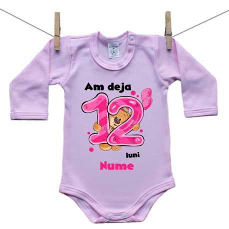 Body roz cu mânecă lungă Am deja 12 luni cu Ursuleț și numele copilului Fetiță Body roz cu mânecă lungă Am deja 12 luni cu Ursuleț și numele copilului Fetiță