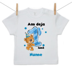 Tricou cu mânecă scurtă Am deja 1 lună cu ursuleț și numele bebelușului Băiat