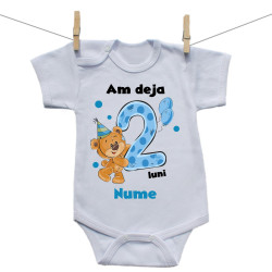 Body cu mânecă scurtă Deja am 2 luni cu Ursuleț și numele copilului Băiat