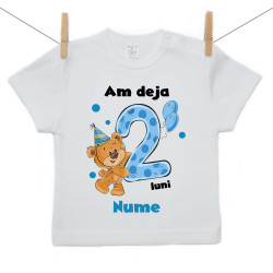 Tricou cu mânecă scurtă Deja am 2 luni cu Ursuleț și numele copilului Băiat