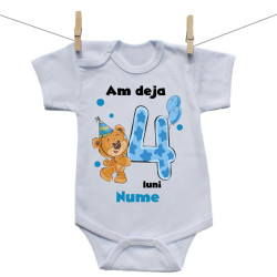 Body cu mânecă scurtă Am deja 4 luni cu Ursuleț și numele copilului Băiat