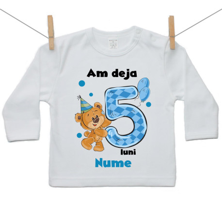 Tricou cu mânecă lungă Am deja 5 luni cu ursuleț și numele copilului Băiat Tricou cu mânecă lungă Am deja 5 luni cu ursuleț și numele copilului Băiat
