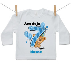 Tricou cu mânecă lungă Am deja 7 luni cu ursuleț și numele copilului Băiat