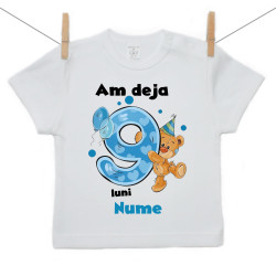 Tricou cu mânecă scurtă Am deja 9 luni cu ursuleț și numele copilului - Băiat