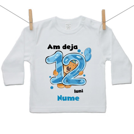 Tricou cu mânecă lungă Am deja 12 luni cu ursuleț și numele copilului Băiat Tricou cu mânecă lungă Am deja 12 luni cu ursuleț și numele copilului Băiat