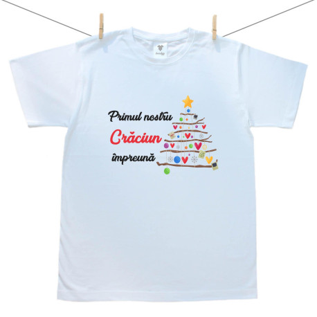 Tricou pentru bărbați cu mânecă scurtă Primul nostru Crăciun împreună brăduț Tricou pentru bărbați cu mânecă scurtă Primul nostru Crăciun împreună brăduț